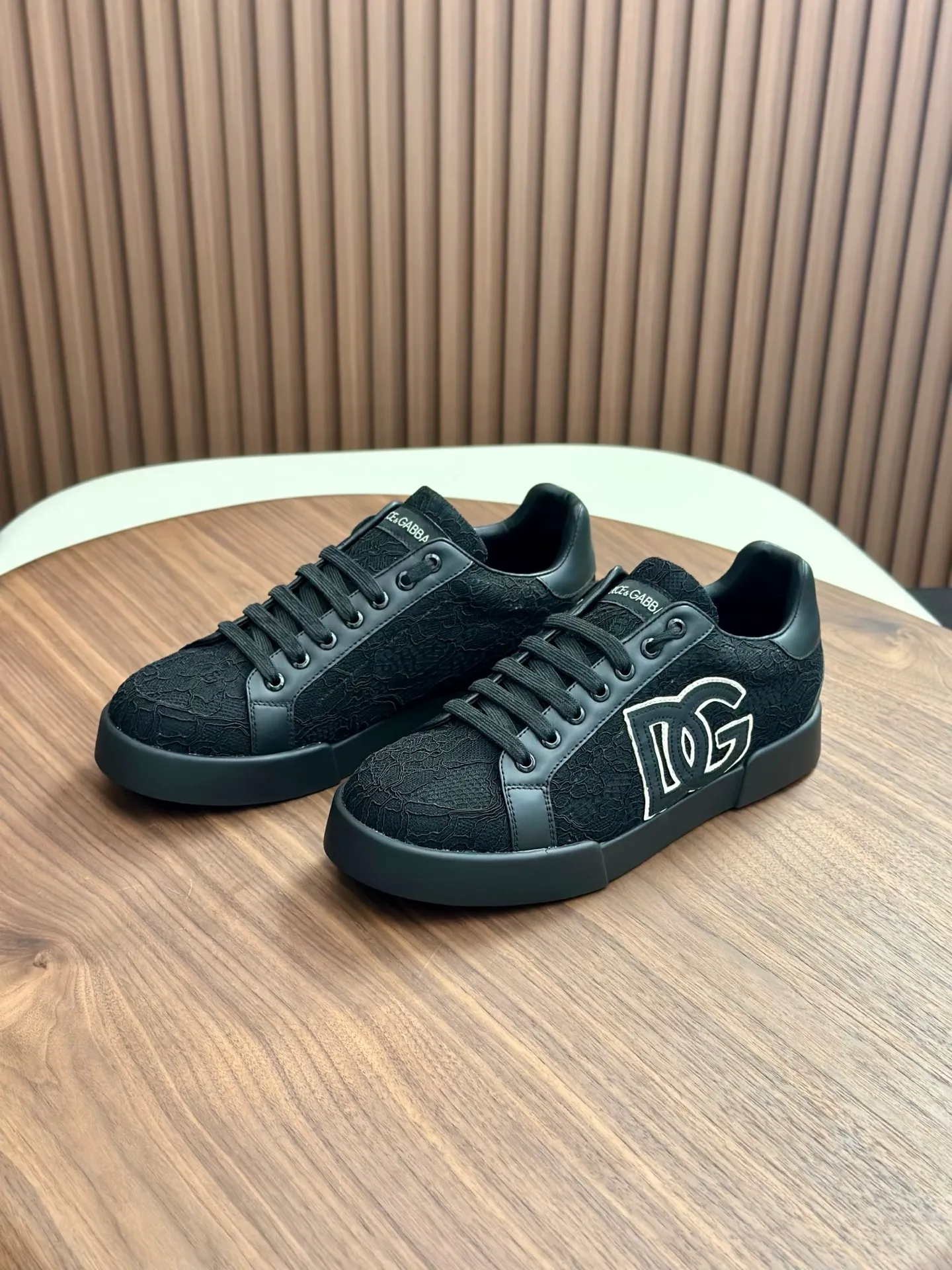 New product 💰800 DG Dolce & Gabbana men's shoes 💰ortofino calfskin sneakers ♞size; 39~44 (customized 38.45.46) Iconic men's shoes 💰ortofino series of sneakers, classic and timeless style, now presented with fashionable details. The calfskin engraved DG logo is a subtle finishing touch. Men's shoes💰ortofino calfskin sneakers: